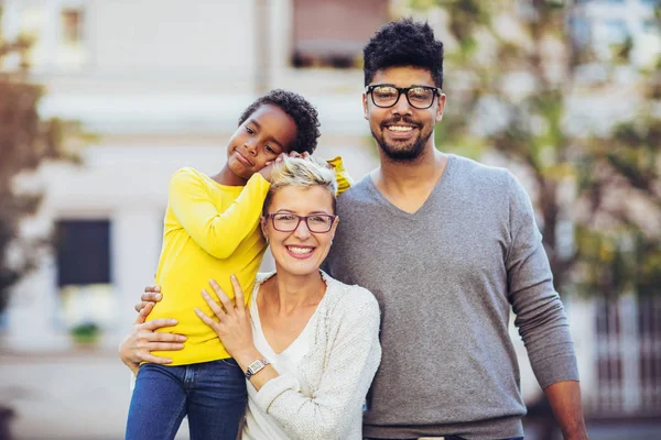 Lykkelig familie med datter - Stock-foto