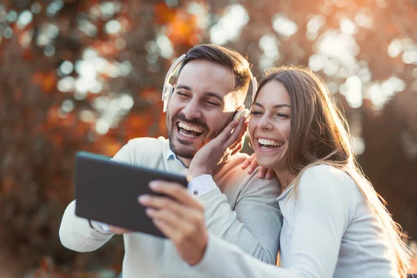 Pareja joven usando tableta — Foto de Stock