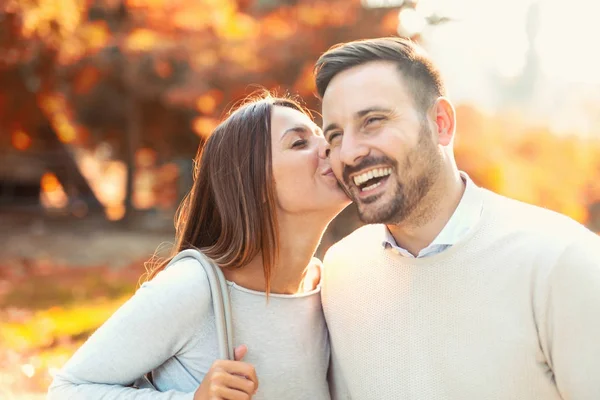 Heureux couple avoir amusant — Photo