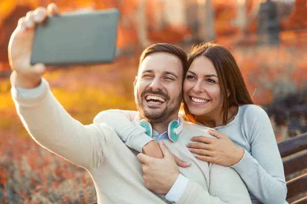 Young couple taking a selfie — Stock Photo, Image