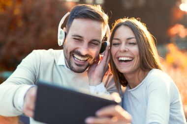 genç bir çift tablet kullanma