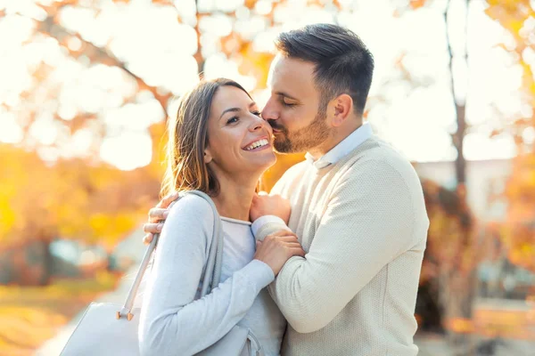 Feliz casal se divertindo — Fotografia de Stock