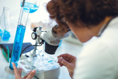Kadın scienist laboratuvar