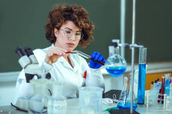 Mujer sosteniendo tubo de análisis de sangre — Foto de Stock