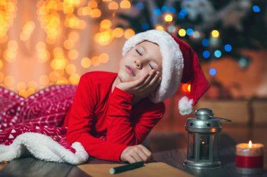 Kırmızı şapkalı çocuk