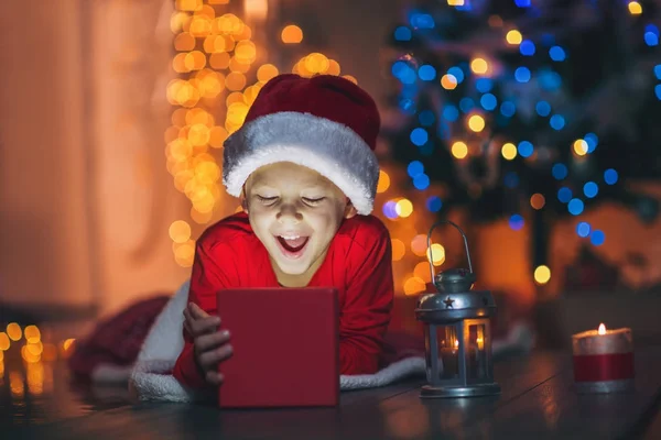 아이 크리스마스 선물을 열어. — 스톡 사진
