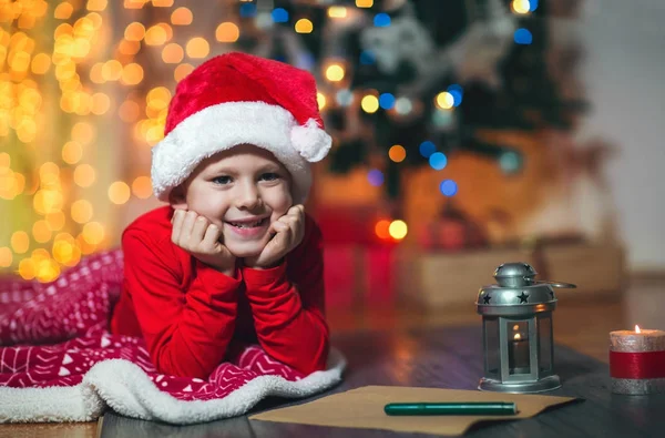 Chłopak pisze list do Świętego Mikołaja — Zdjęcie stockowe