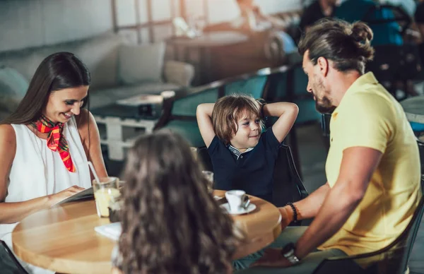 Atractiva familia en restaurante — Foto de Stock