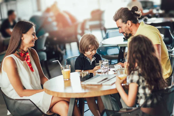 Famille attrayante dans le restaurant — Photo