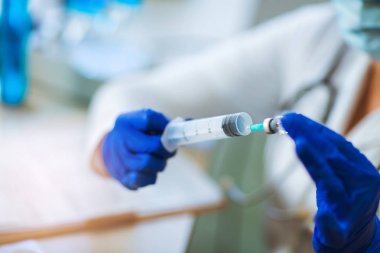 Doktor şırınga hazırlar