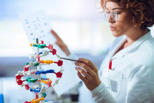 Científico mirando ADN en laboratorio — Foto de Stock