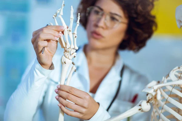 Frau lehrt Anatomie — Stockfoto