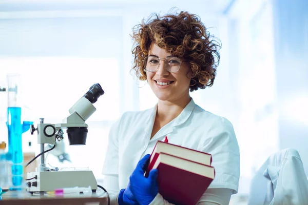 Joven estudiante de medicina — Foto de Stock