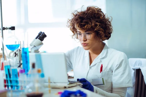 Wissenschaftlerin arbeitet — Stockfoto