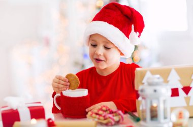 küçük çocuk süt kurabiye yemek