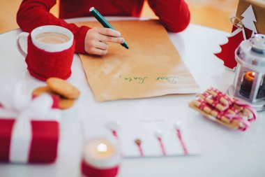 Noel Baba'ya mektup yazma çocuk
