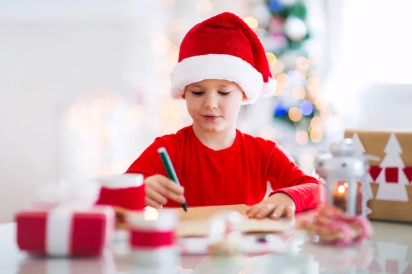 소년이 산타 클로스에 게 편지를 쓰고 — 스톡 사진