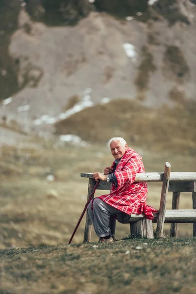 Senior férfi ül a padon — Stock Fotó