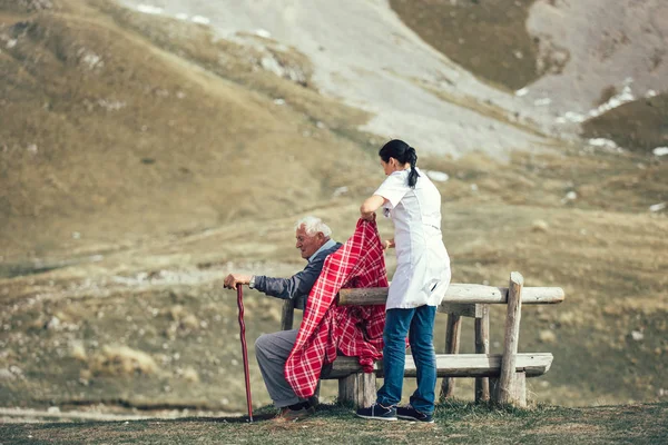 Enfermera con anciano hombre mayor —  Fotos de Stock