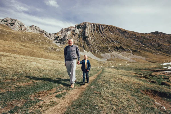 Abuelo con nieto en camino de montaña —  Fotos de Stock