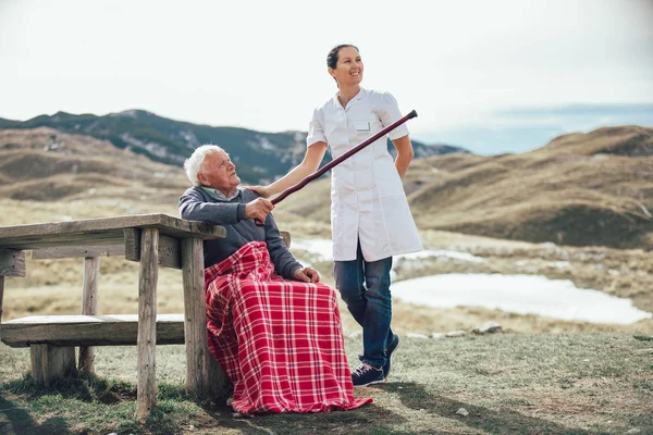 Enfermera con anciano hombre mayor —  Fotos de Stock