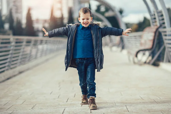 Niño pequeño caminando en el puente . — Foto de Stock