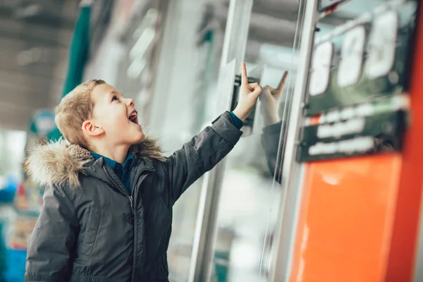 Збуджений маленький хлопчик біля магазину — стокове фото