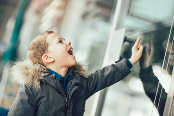 Niño emocionado cerca de la tienda — Foto de Stock