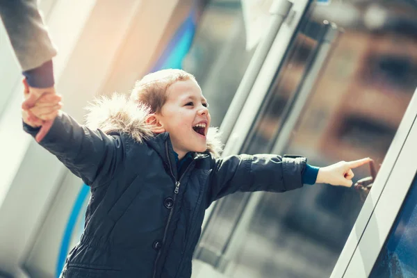 Niño sosteniendo la mano de los padres — Foto de Stock