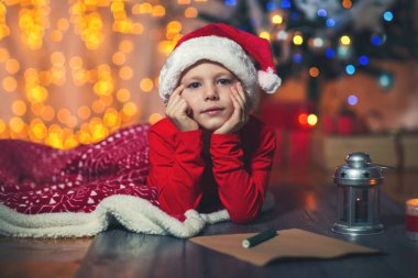 Noel Baba'ya mektup yazma oğlan