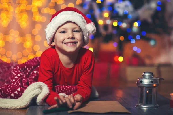 Ragazzo scrittura lettera a Babbo Natale — Foto Stock