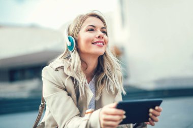 dijital tablet kullanan kadın