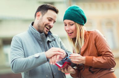 Adam kız arkadaşına sürpriz yapıyor.