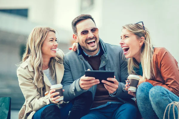 Friends laughing using tablet — Stock Photo, Image