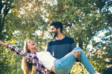  Çiftler eğleniyor.