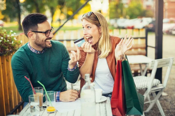 Frau sitzt mit Mann im Café — Stockfoto