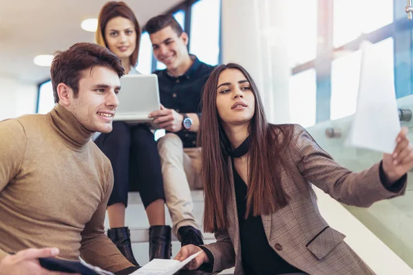 Vrienden zitten op de trap in school — Stockfoto