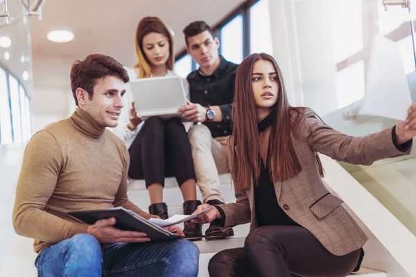 Vrienden zitten op de trap in school — Stockfoto