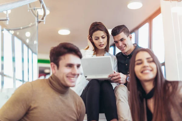 Vrienden zitten op de trap in school — Stockfoto