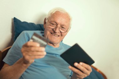 Dijital tablet kullanan kıdemli adam 