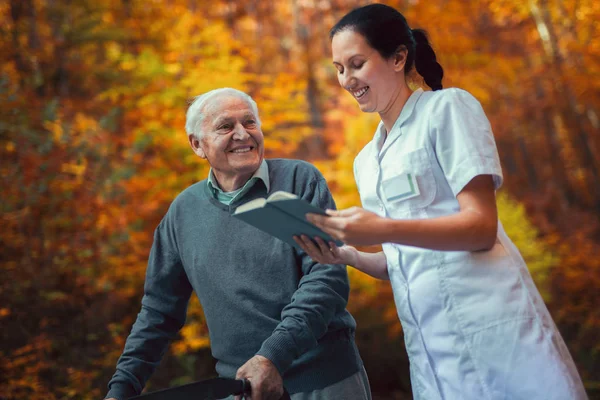 Sjuksköterskan att hjälpa äldre man — Stockfoto