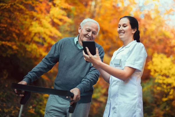 Sjuksköterska med äldre man — Stockfoto