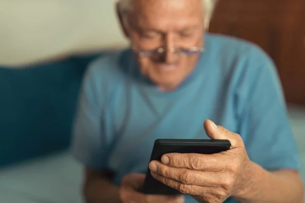 Starší muž pomocí digitálních tablet — Stock fotografie