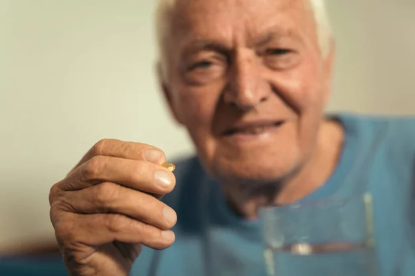 Uomo anziano che prende farmaci — Foto Stock