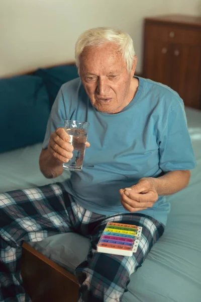 Hombre mayor tomando medicamentos —  Fotos de Stock