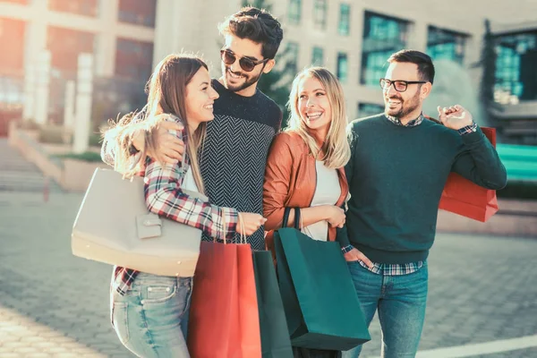 Glückliche Freunde mit Einkaufstüten — Stockfoto