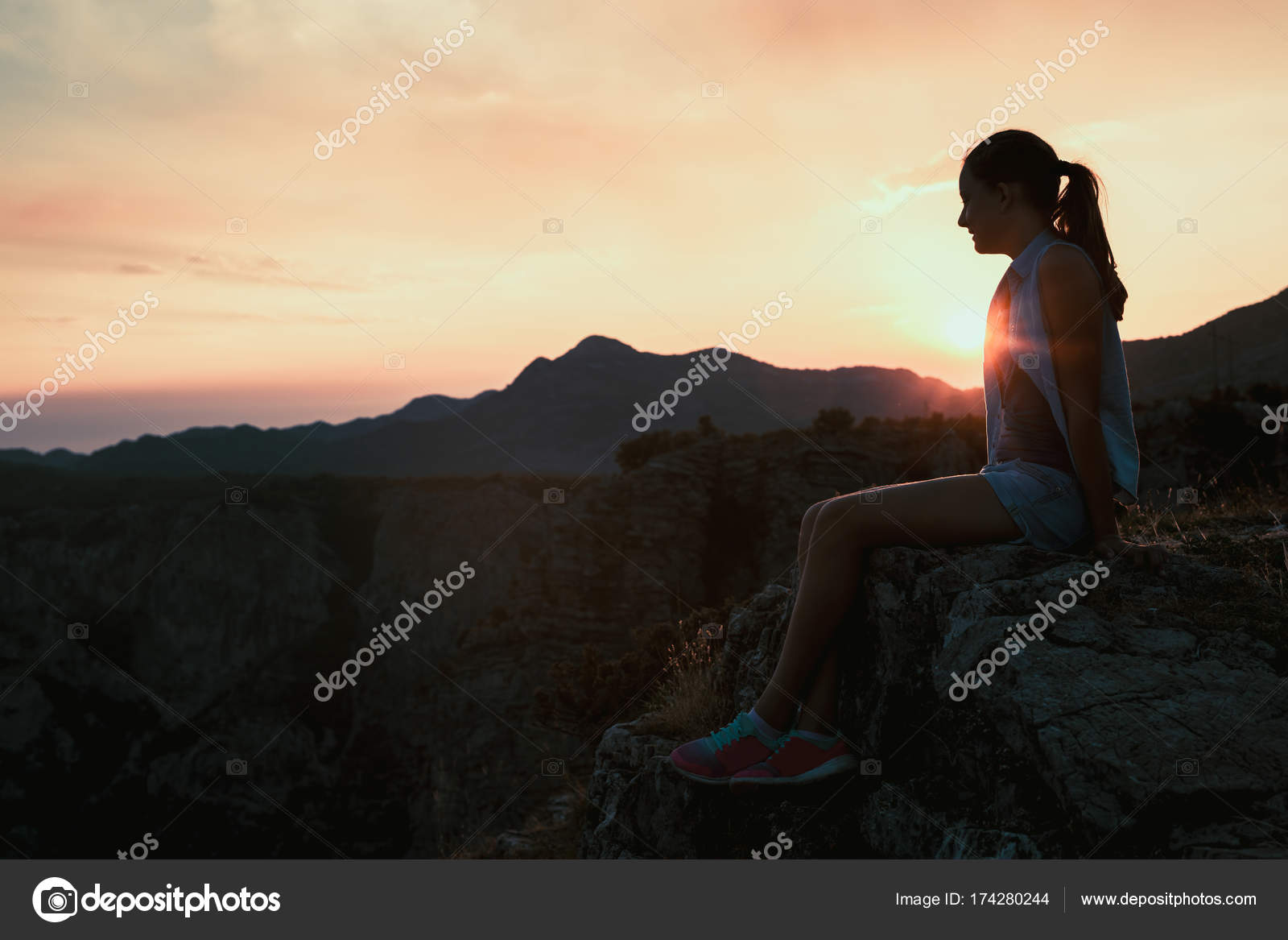 Images girl sitting on mountain Girl sitting on mountain — Stock