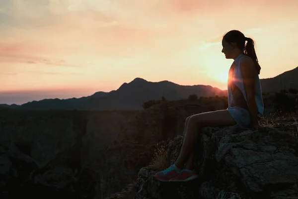 Gadis yang duduk di gunung — Stok Foto