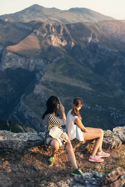 Mère et fille assises sur le rocher — Photo