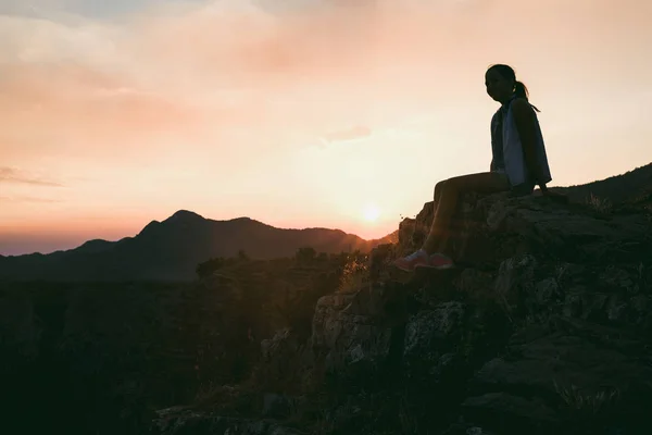 Fille assise sur la montagne — Photo